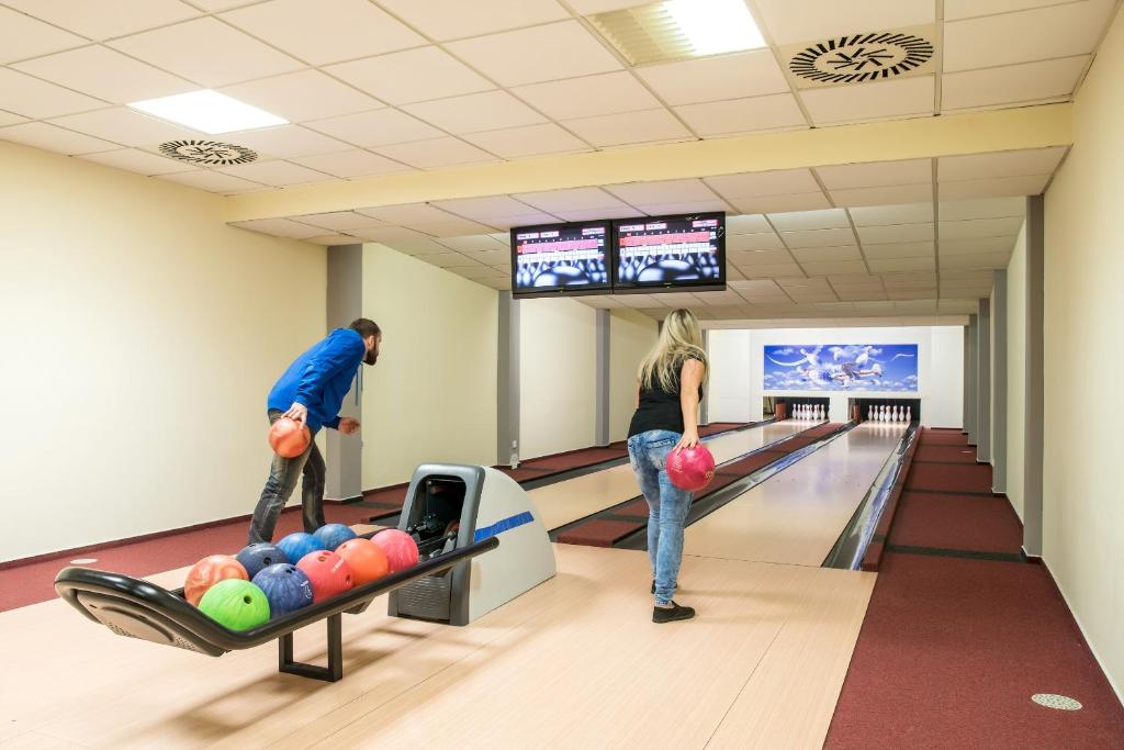 Bowling, billiard & šipky
